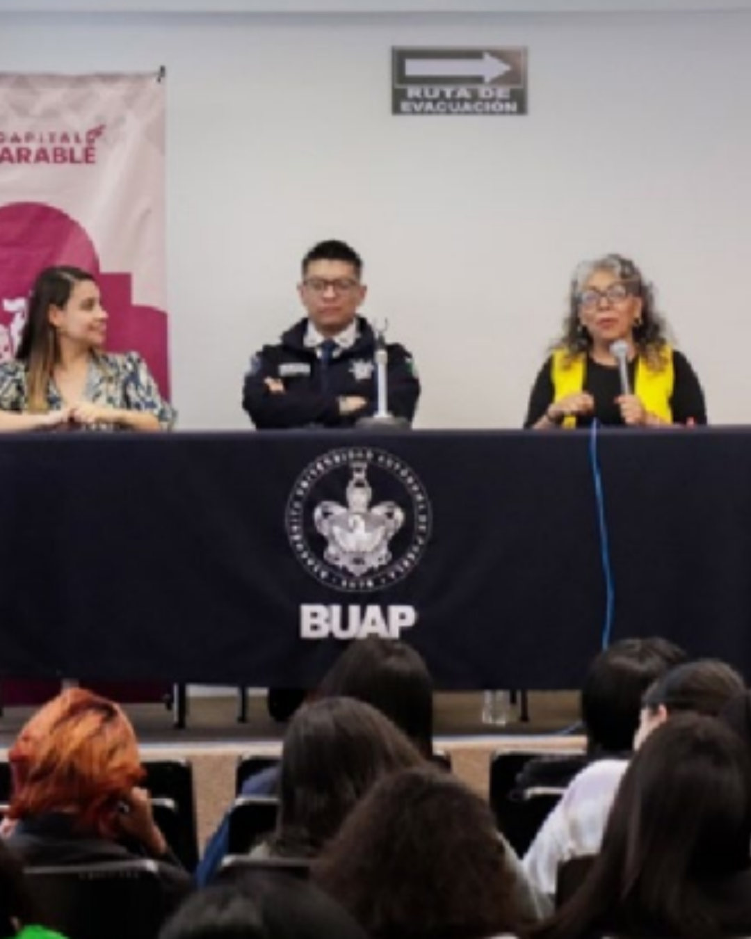 Conferencia sobre prevención de delitos digitales